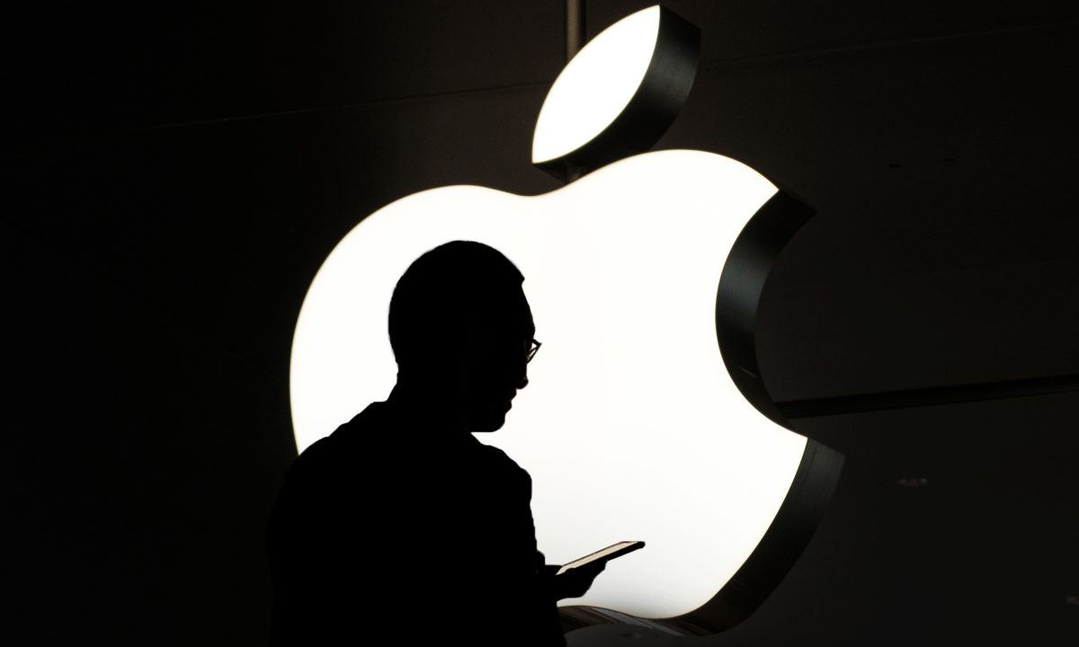 Apple đã phát hành &quot;phần thưởng cổ phiếu bất thường và đáng kể&quot; cho một số kỹ sư trong công ty. Các khoản tiền thưởng này dao động từ 50.000 đô la đến cao nhất là 180.000 đô la. Ảnh: @AFP.