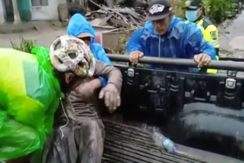 Ảnh: Những khoảnh khắc đau lòng sau vụ phun trào núi lửa ở Indonesia - Ảnh 3.