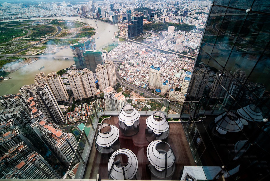 Sốc với giá vé ngắm Sài Gòn từ Landmark 81, Bitexco, xe buýt mui trần - Ảnh 1.