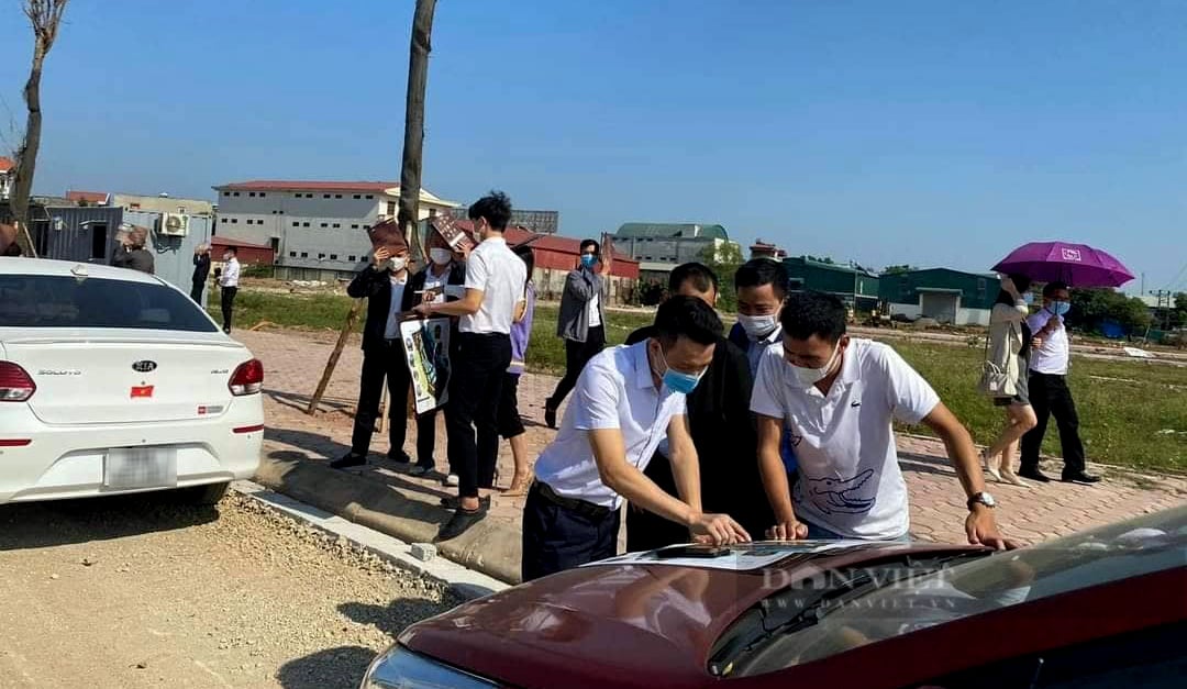 Lo tiền rớt giá, nhà đầu tư ồ ạt &quot;săn&quot; đất dịp cuối năm? - Ảnh 3.