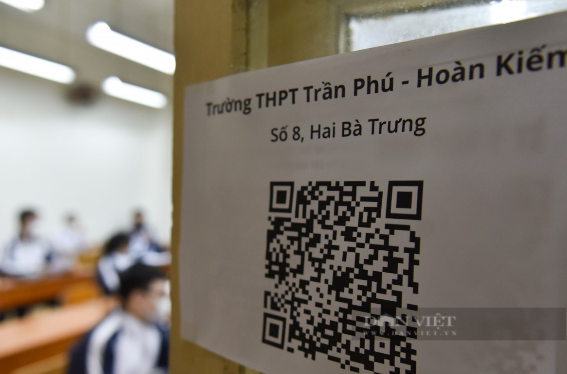 Hà Nội: Hàng chục nghìn học sinh lớp 12 hào hứng đến trường sau 7 tháng học trực tuyến - Ảnh 4.