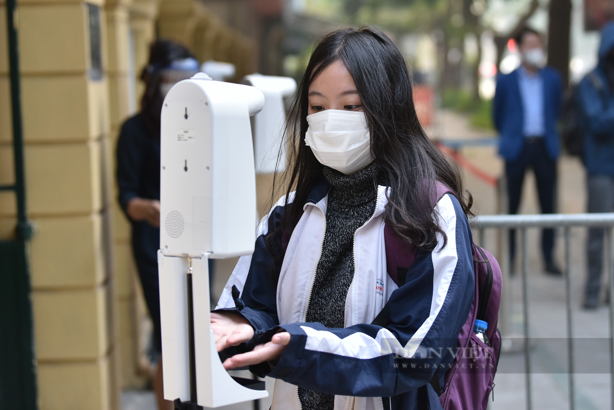 Hà Nội: Hàng chục nghìn học sinh lớp 12 hào hứng đến trường sau 7 tháng học trực tuyến - Ảnh 3.