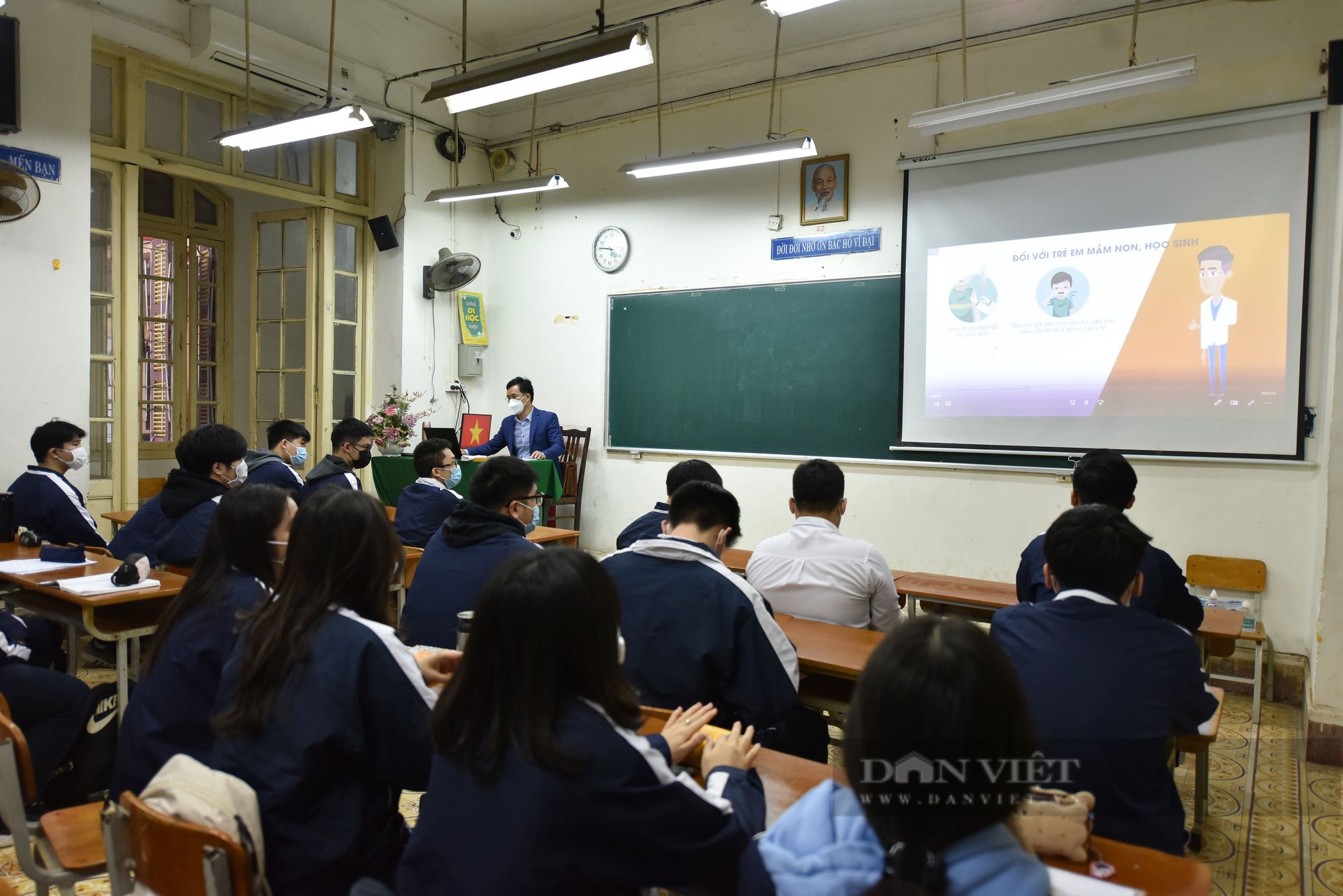 Hà Nội: Hàng chục nghìn học sinh lớp 12 hào hứng đến trường sau 7 tháng học trực tuyến - Ảnh 7.