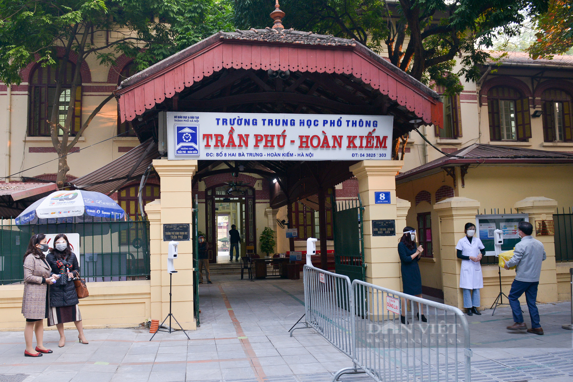 Hà Nội: Hàng chục nghìn học sinh lớp 12 hào hứng đến trường sau 7 tháng học trực tuyến - Ảnh 1.