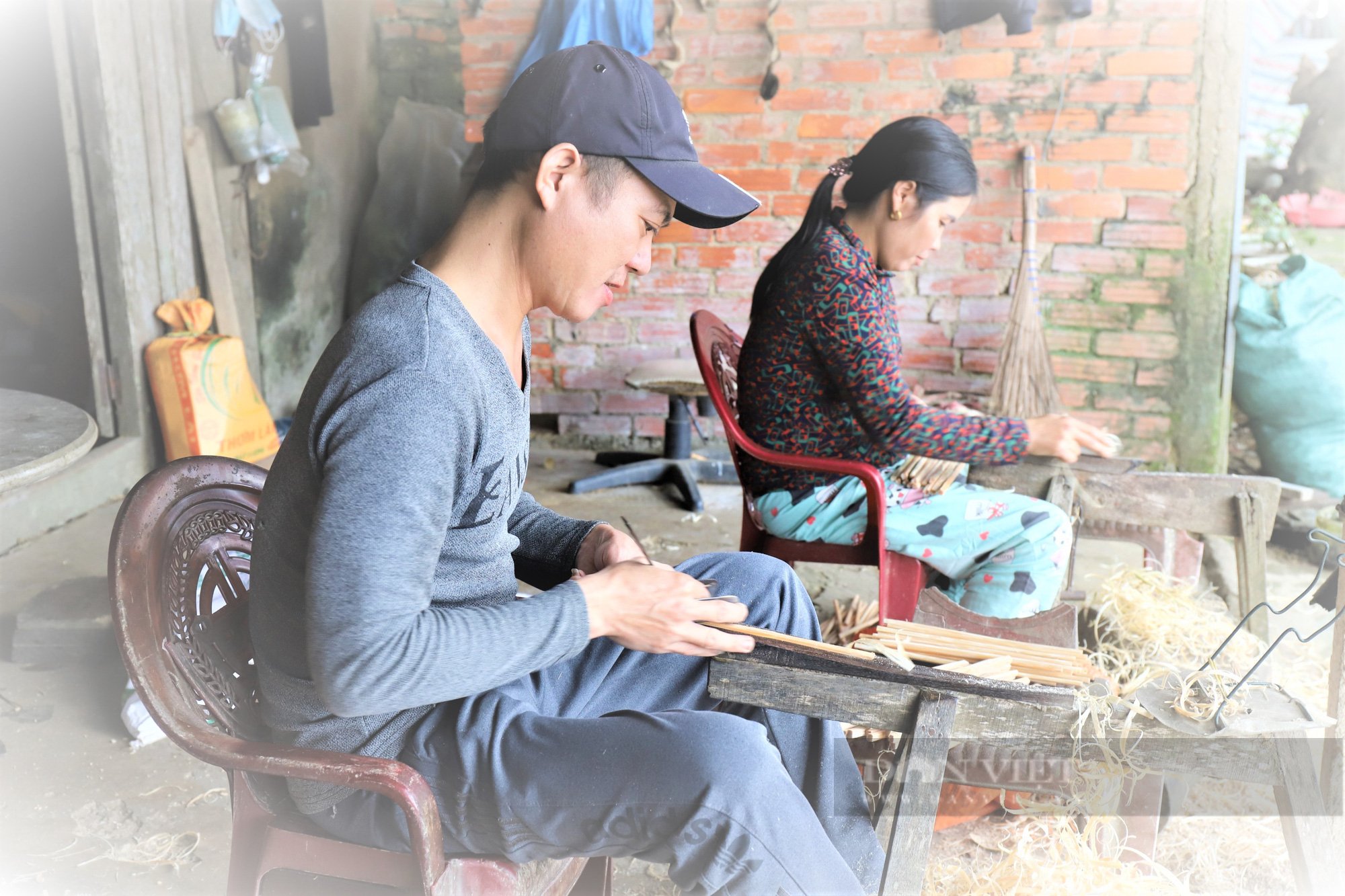 Người dân Hà Tĩnh “vót tiền” bằng cau rừng làm đũa - Ảnh 2.