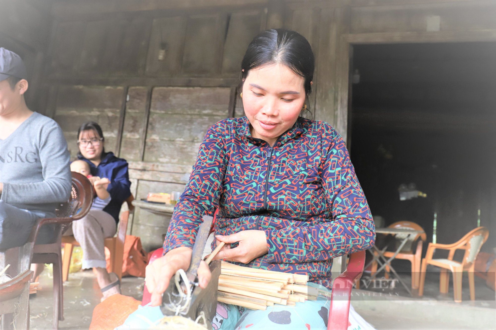 Người dân Hà Tĩnh “vót tiền” bằng cau rừng làm đũa - Ảnh 4.
