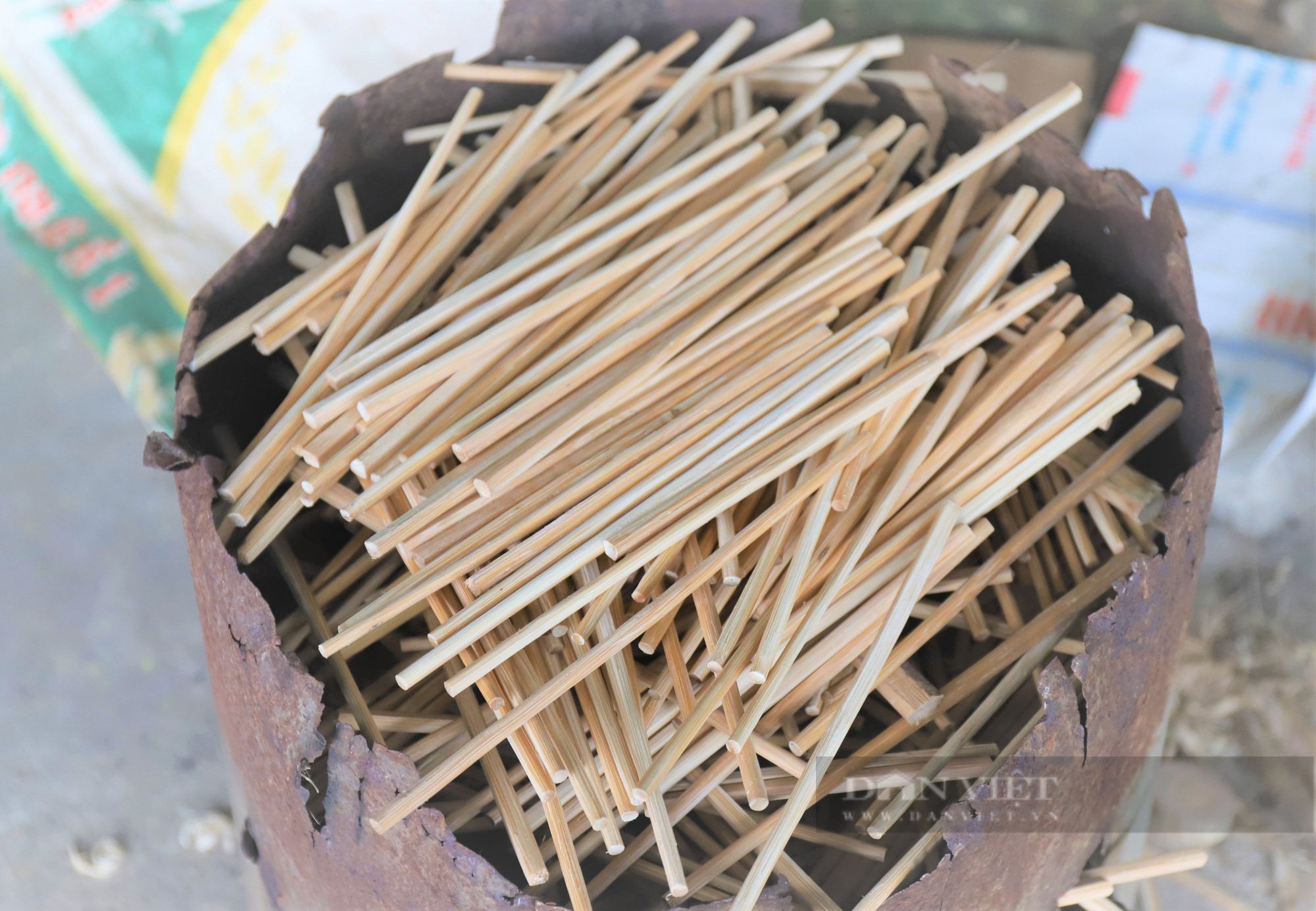 Người dân Hà Tĩnh “vót tiền” bằng cau rừng làm đũa - Ảnh 8.