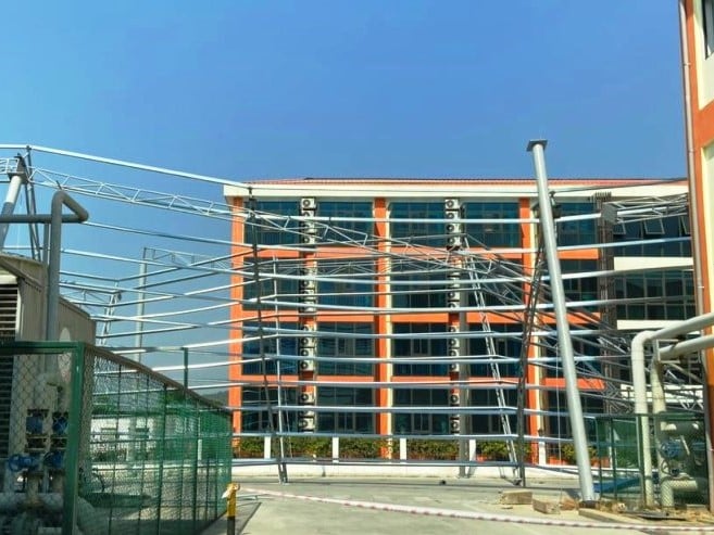 Tai nạn trong lúc lắp ráp nhà xưởng khiến 1 người tử vong, 3 người bị thương - Ảnh 1.