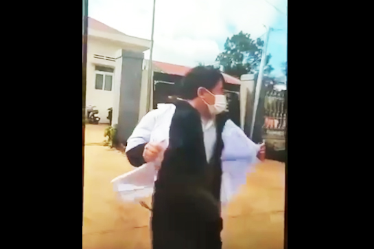 Đắk Lắk: Nhân viên y tế xé áo blouse đăng trên mạng xã hội nói gì - Ảnh 1.