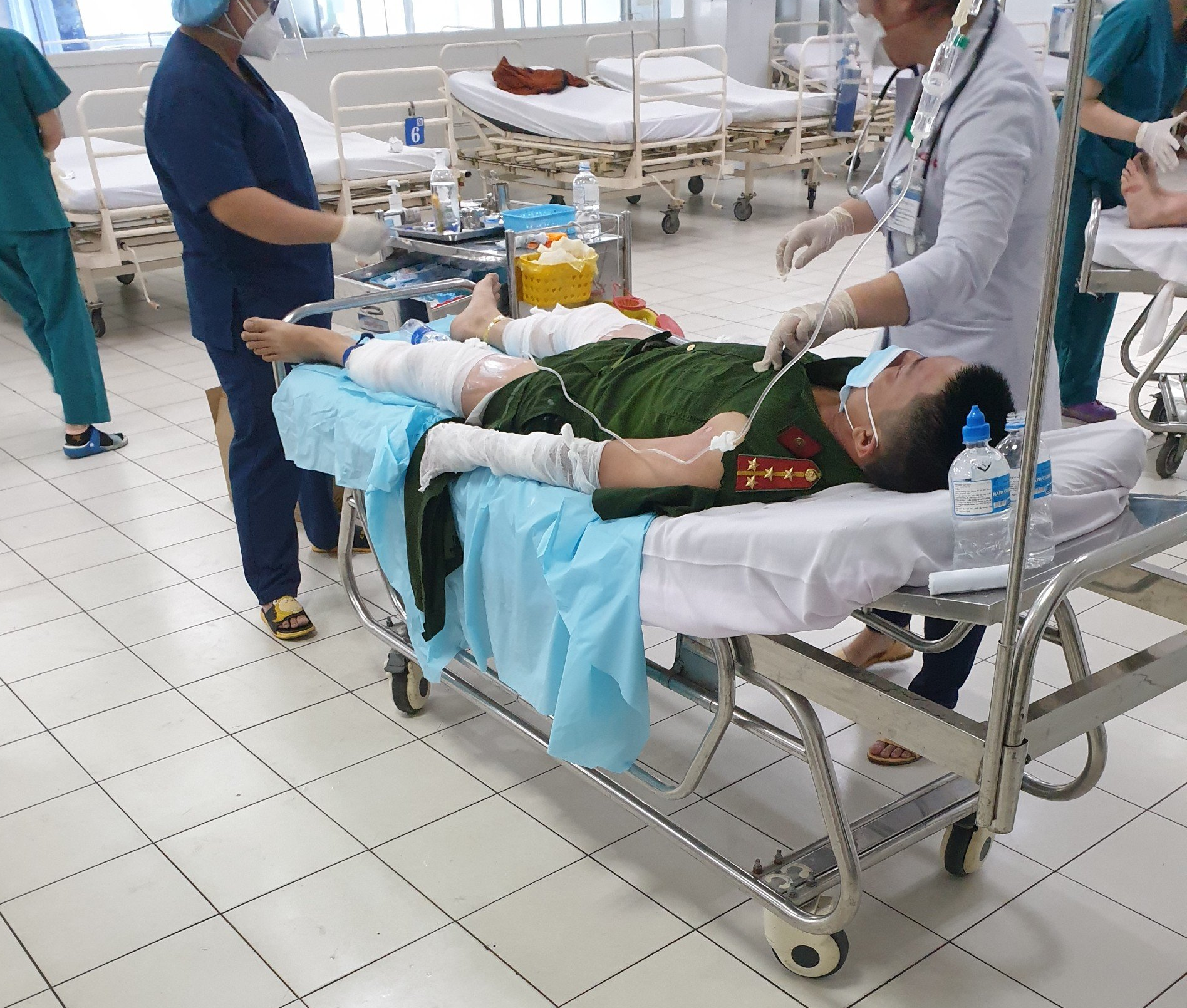 TP.HCM: 3 công an nhập viện cấp cứu vì bị ném bom xăng khi đi cưỡng chế thi hành án - Ảnh 1.
