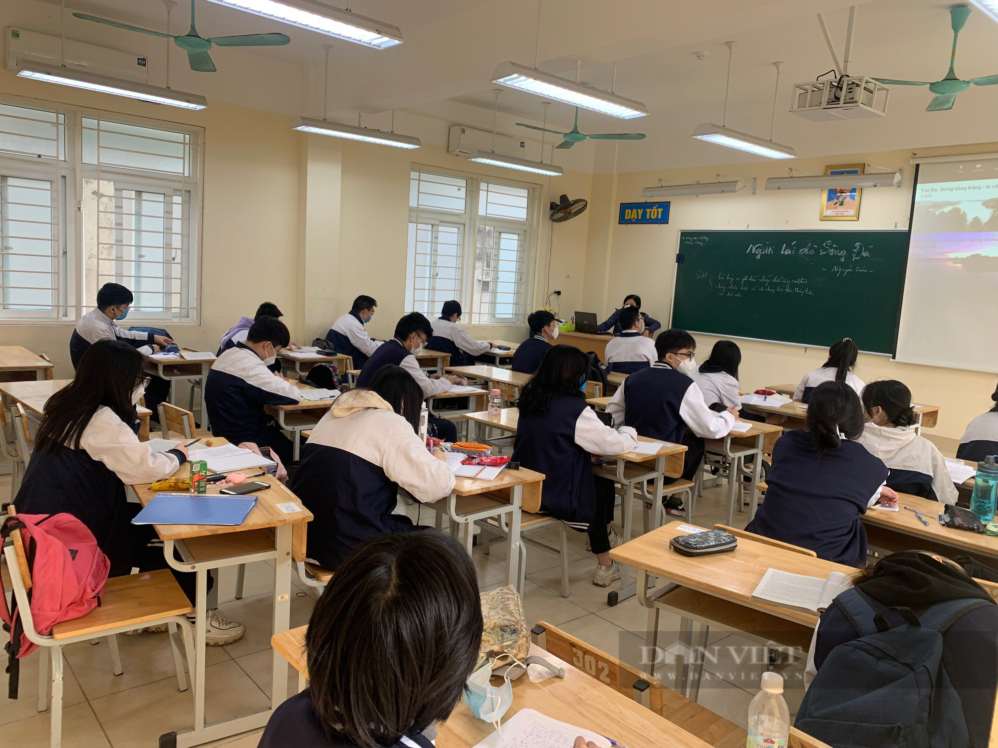 Có trường ở Hà Nội chỉ 10% học sinh lớp 12 đến lớp đi học - Ảnh 2.