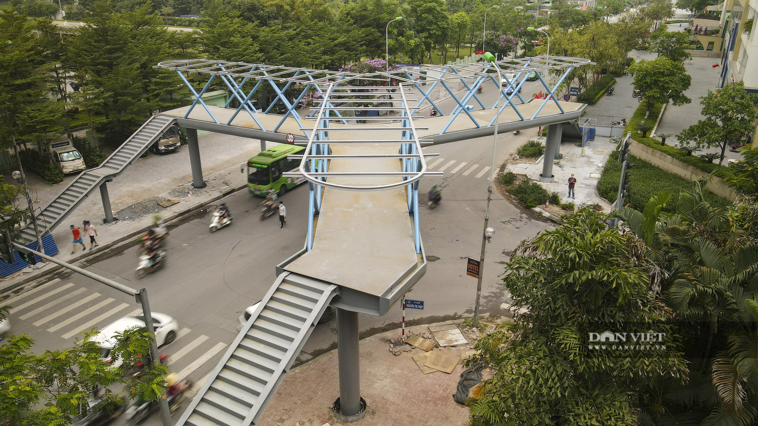 Ngắm cầu vượt bộ hành hình chữ Y đẹp nhất Hà Nội - Ảnh 5.
