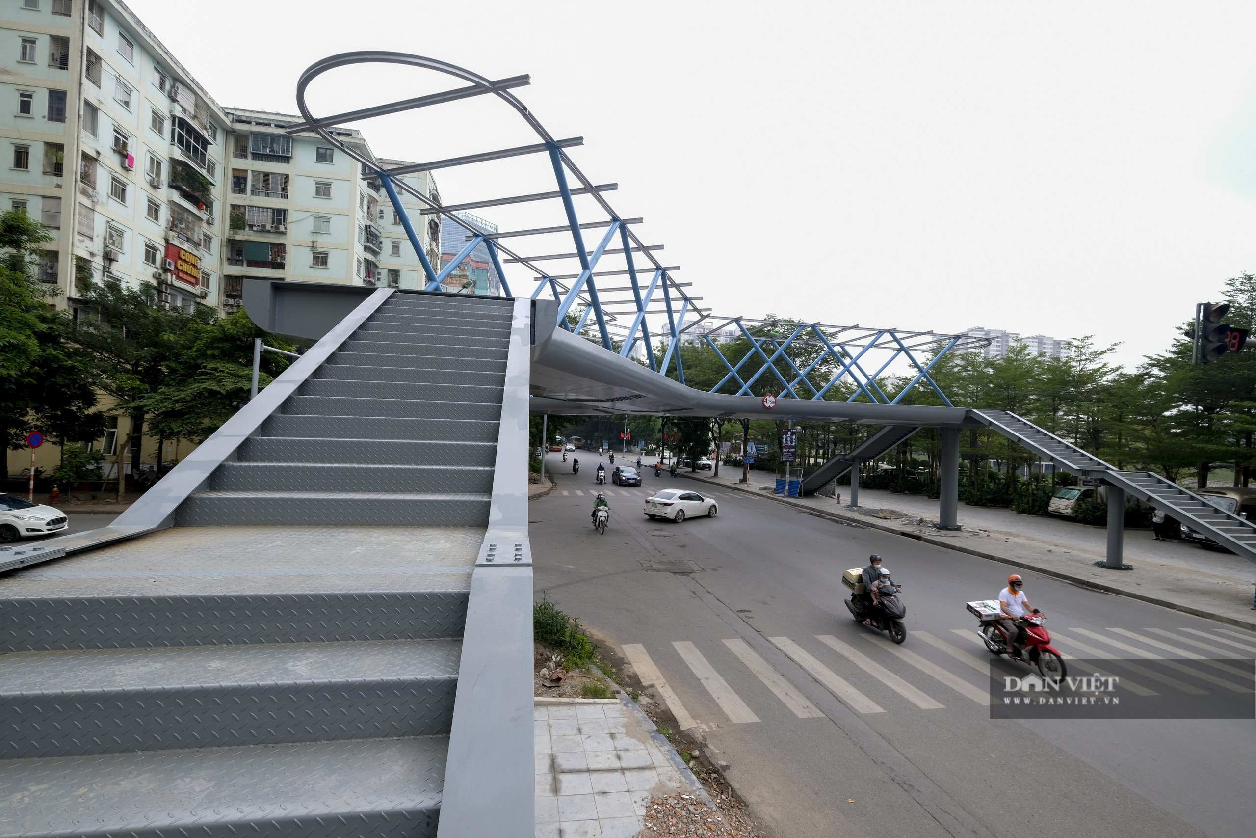 Ngắm cầu vượt bộ hành hình chữ Y đẹp nhất Hà Nội - Ảnh 9.