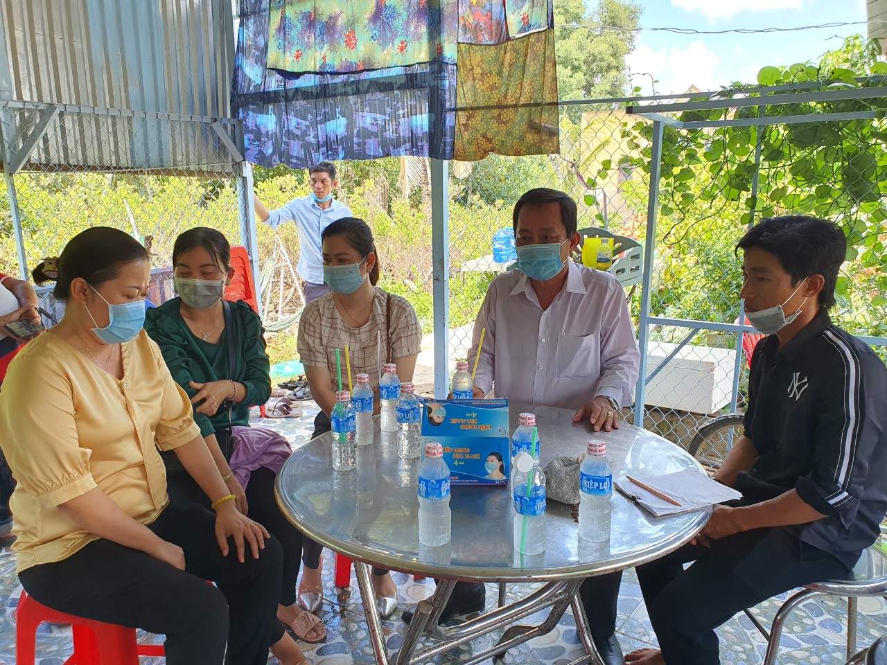 Kịp thời hỗ trợ gia đình 2 chị em tử vong nghi do ngộ độc thực phẩm - Ảnh 1.