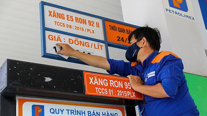 Giá xăng có thể tăng 300 đồng/lít vào ngày mai? - Ảnh 1. Giá xăng có thể tăng 300 đồng/lít vào ngày mai? - Ảnh 1.