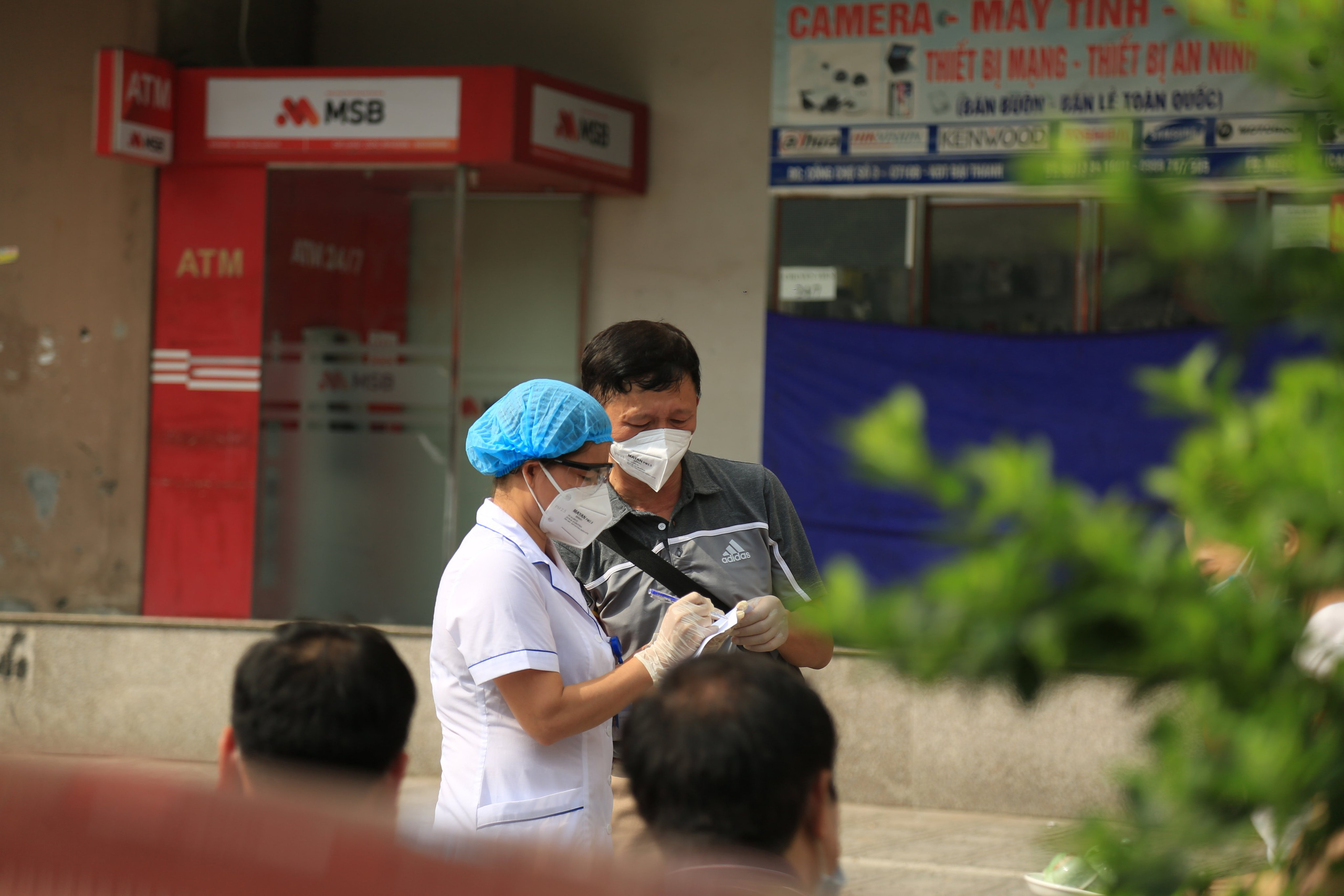 Phong toả toà chung cư Đại Thanh nơi có ca dương tính với SARS-CoV-2 - Ảnh 4.