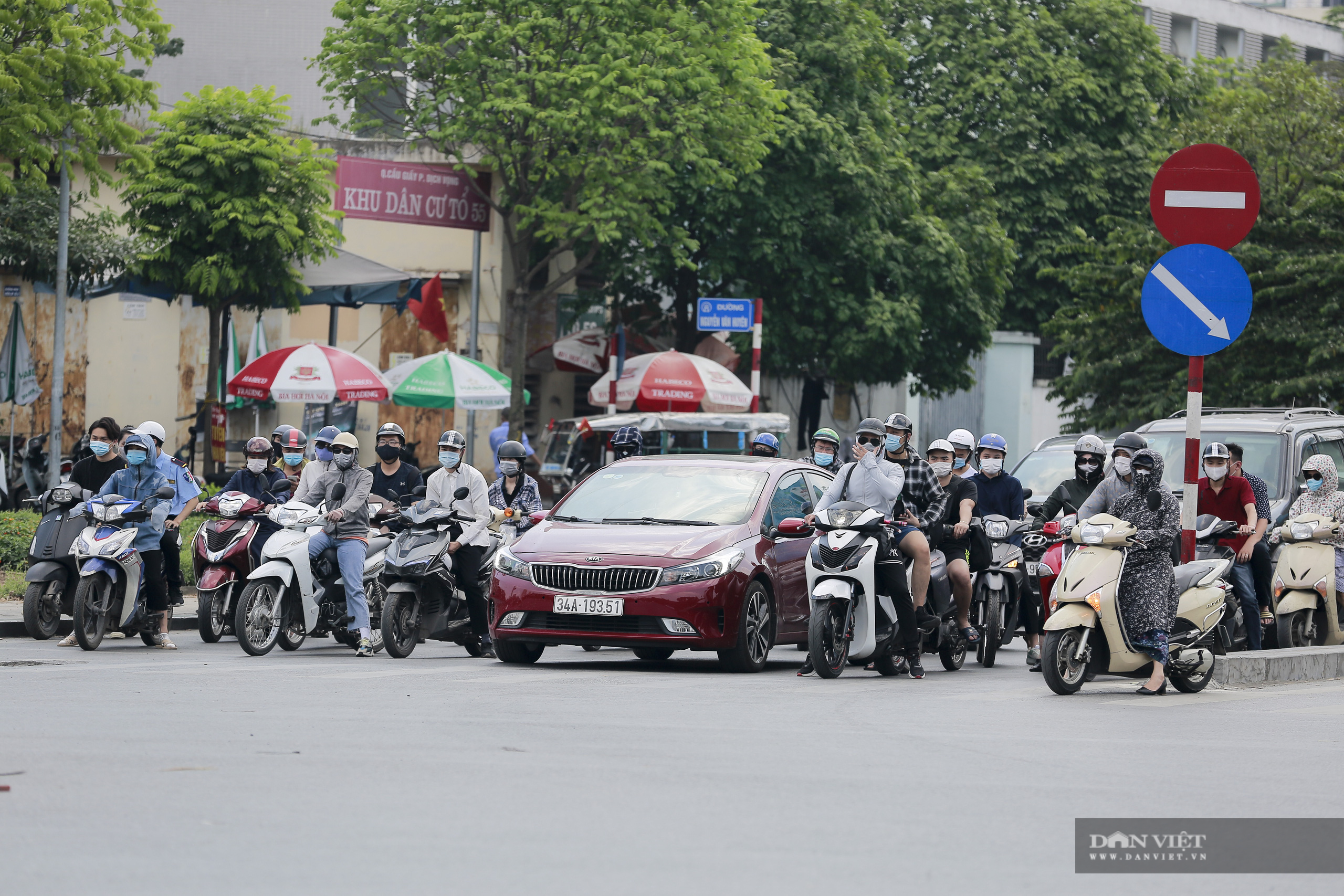 Hà Nội nắng nóng gần 40 độ C, phụ nữ lái ô tô với trang phục kín mít - Ảnh 1.