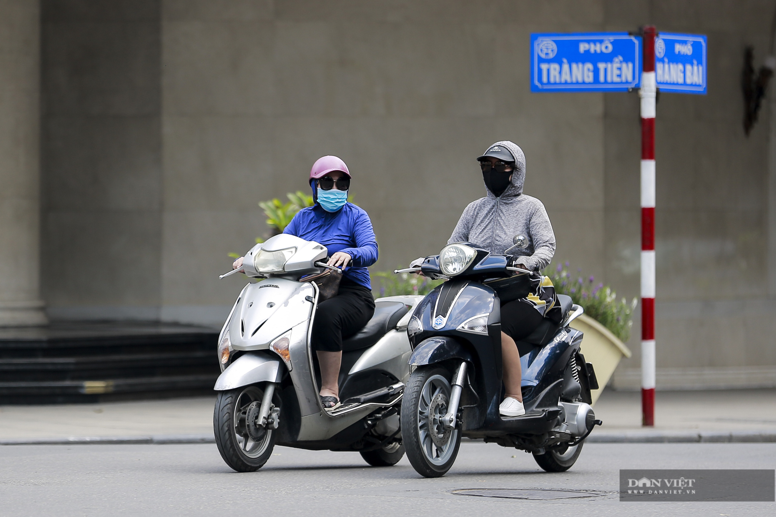 Hà Nội nắng nóng gần 40 độ C, phụ nữ lái ô tô với trang phục kín mít - Ảnh 5.
