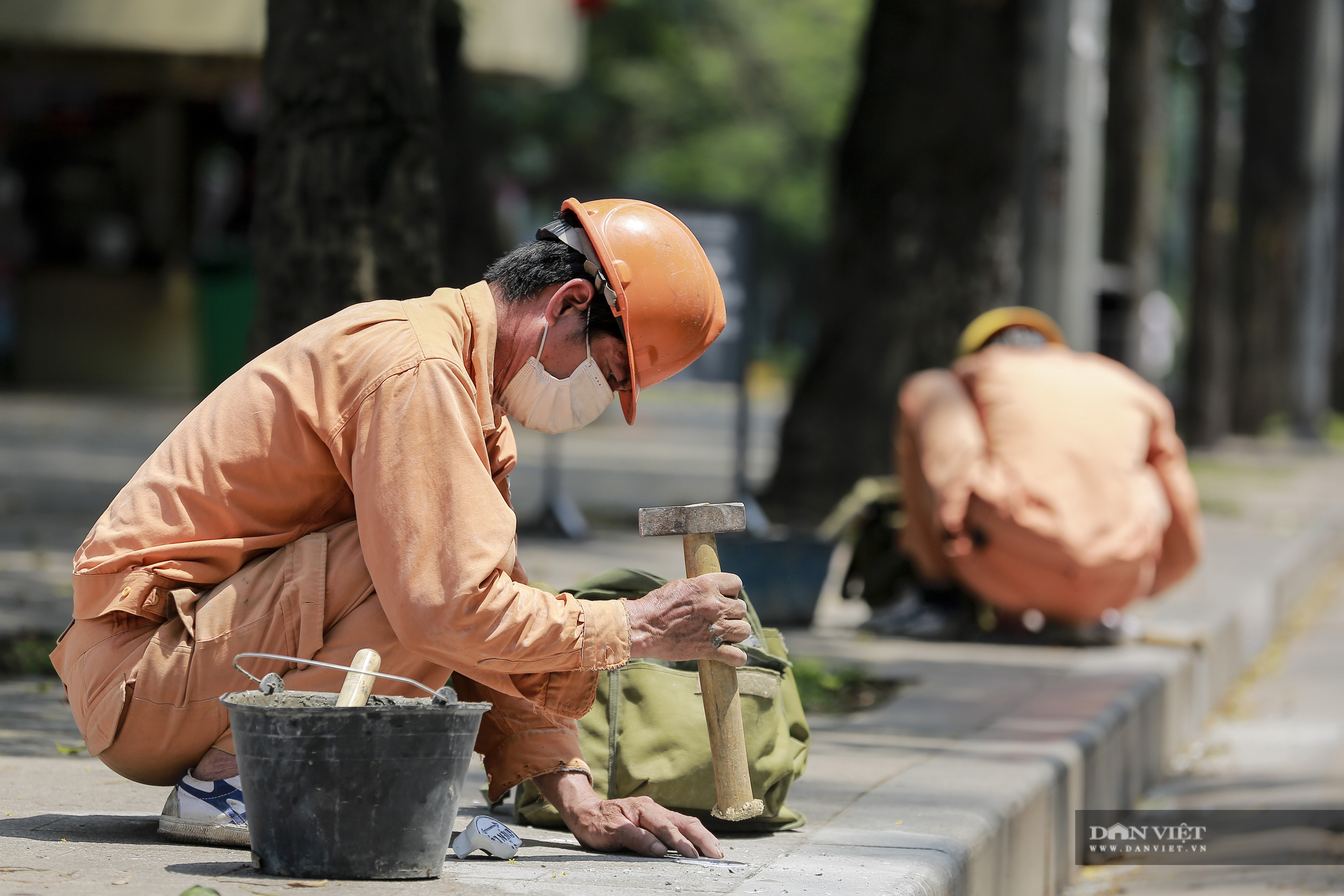 Hà Nội nắng nóng gần 40 độ C, phụ nữ lái ô tô với trang phục kín mít - Ảnh 8.
