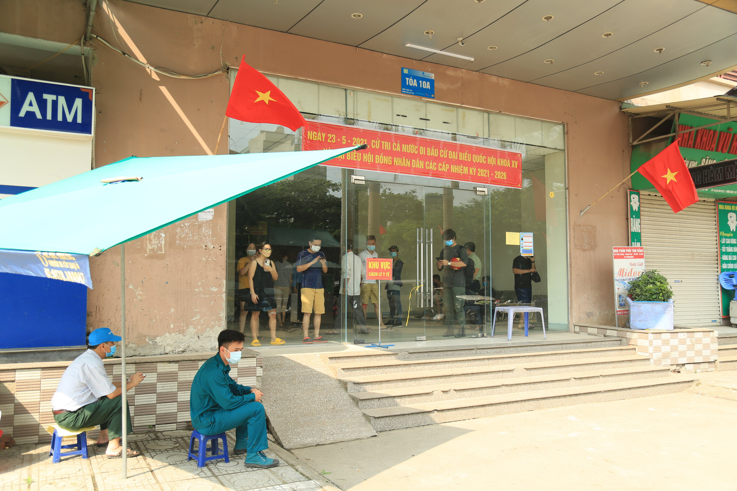 Phong toả toà chung cư Đại Thanh nơi có ca dương tính với SARS-CoV-2 - Ảnh 1.