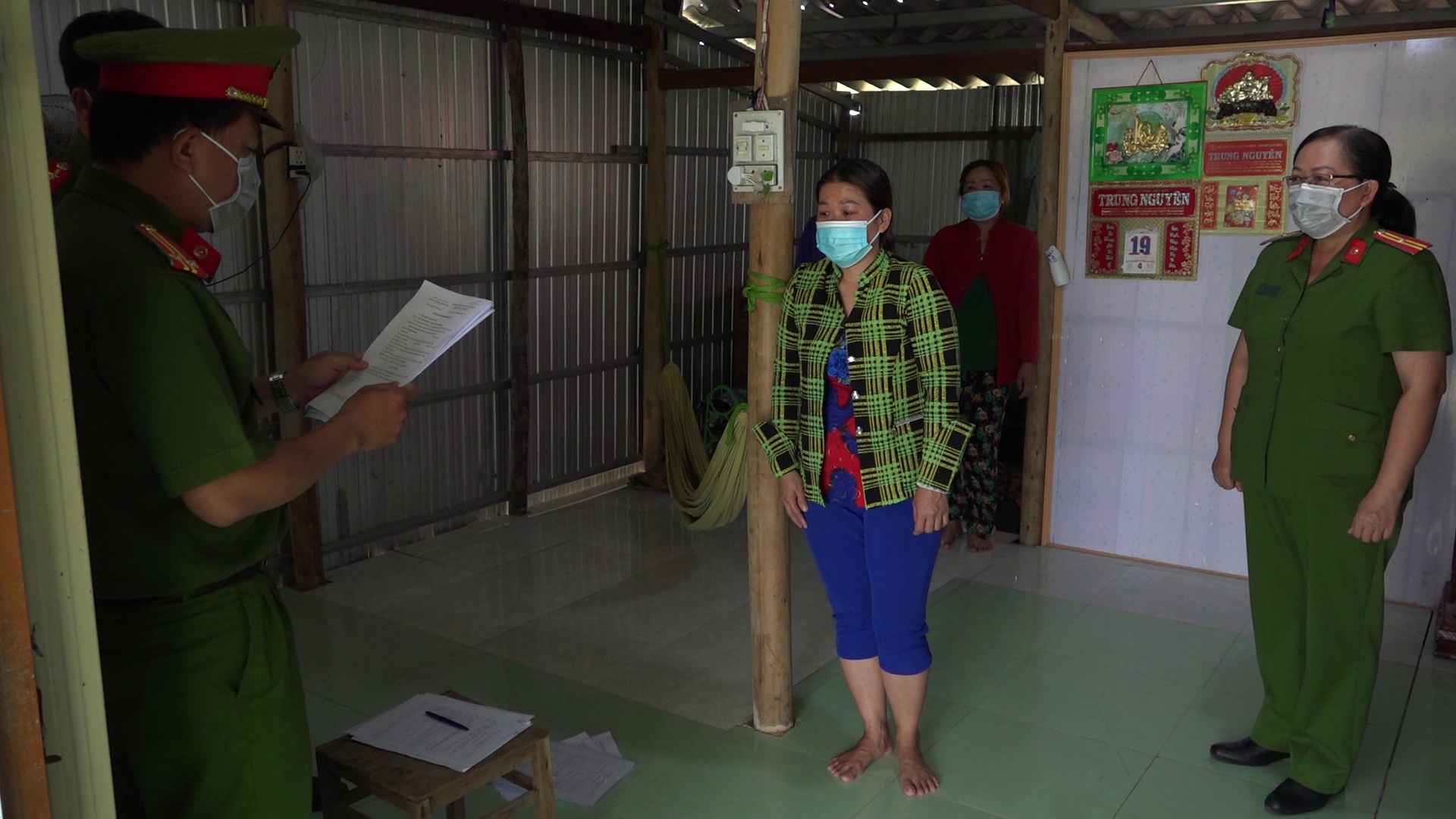 CLIP: Bắt giam người phụ nữ dùng “chiêu” đơn giản lừa đảo hơn 3,6 tỉ đồng - Ảnh 2.