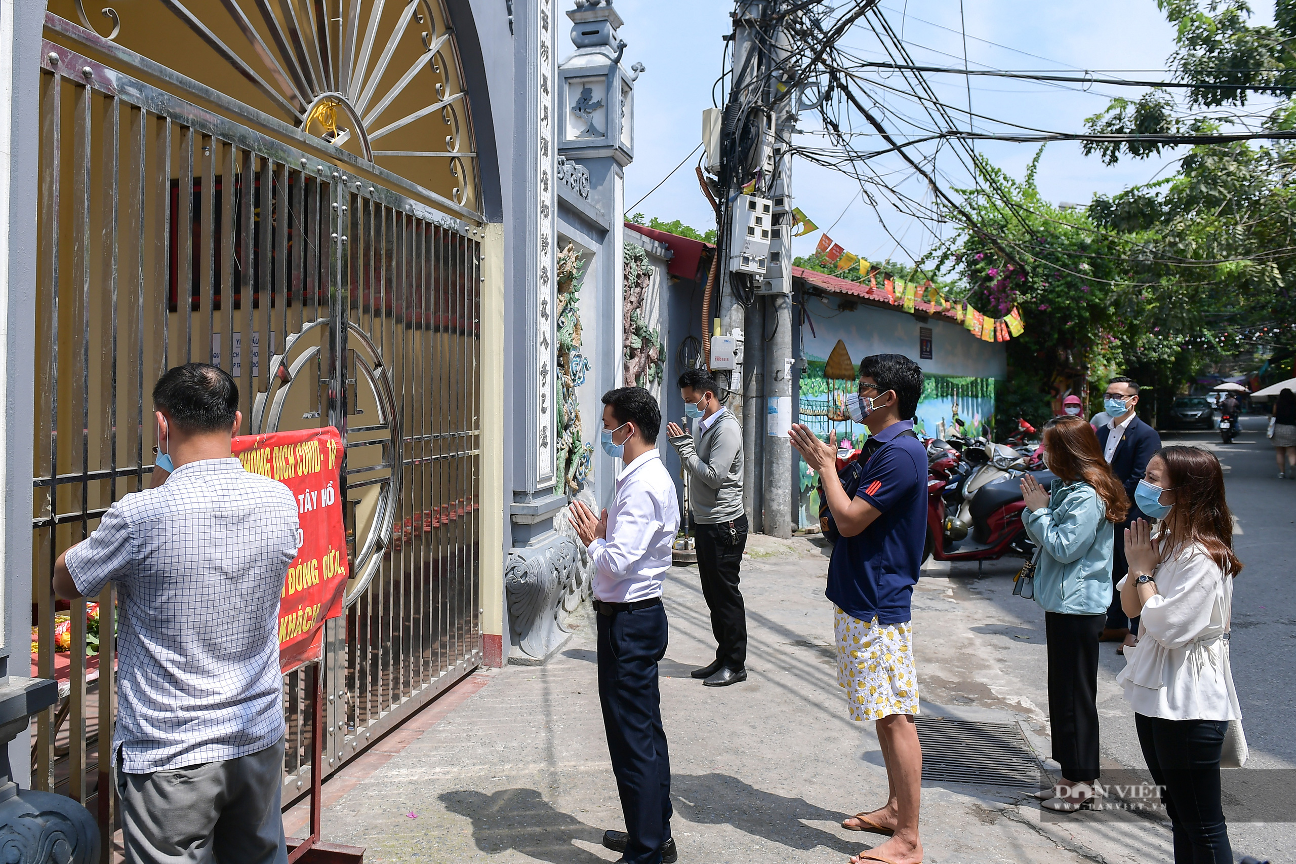 Hà Nội: Công an giải tán người dân đến phủ Tây Hồ vái vọng ngày mùng 1 âm lịch - Ảnh 1.
