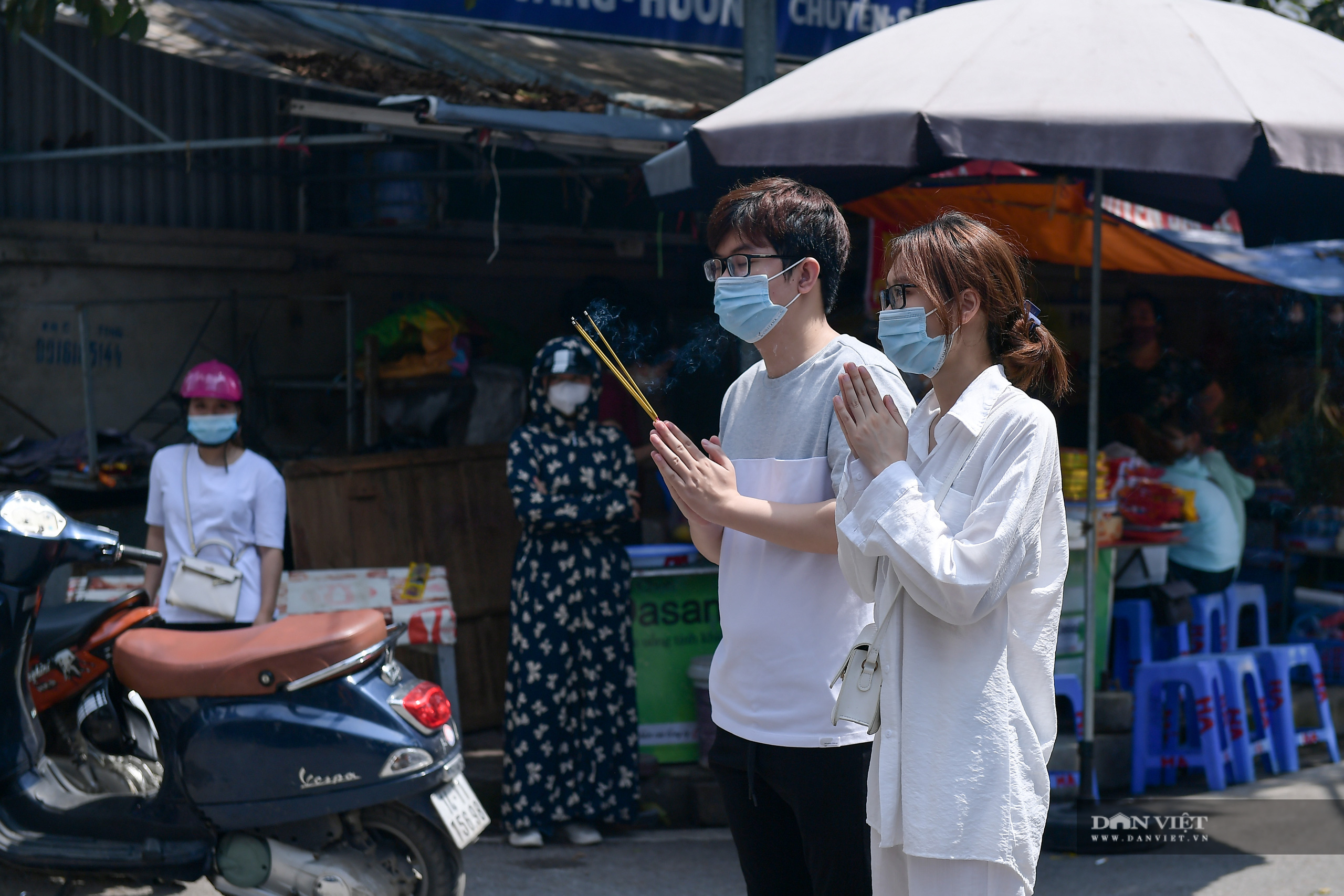 Hà Nội: Công an giải tán người dân đến phủ Tây Hồ vái vọng ngày mùng 1 âm lịch - Ảnh 4.