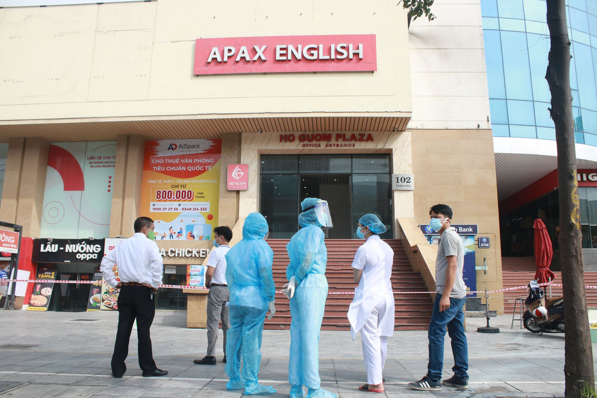 Phong toả chung cư Hồ Gươm Plaza khi có ca dương tính SARS-CoV-2 liên quan đến cặp vợ chồng nhiễm Covid-19 - Ảnh 1.