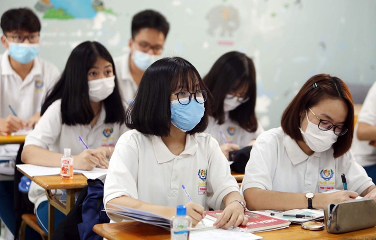 &quot;Nóng&quot; vì Covid-19: Bao nhiêu tỉnh lùi lịch thi vào lớp 10,  trường nào hoãn thi? - Ảnh 1.