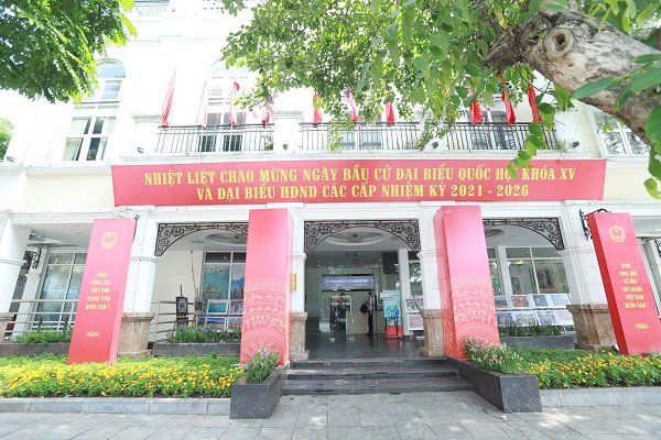 [Ảnh] Hà Nội: Đường phố trang hoàng rực rỡ chào đón ngày hội của toàn dân - Ảnh 9.