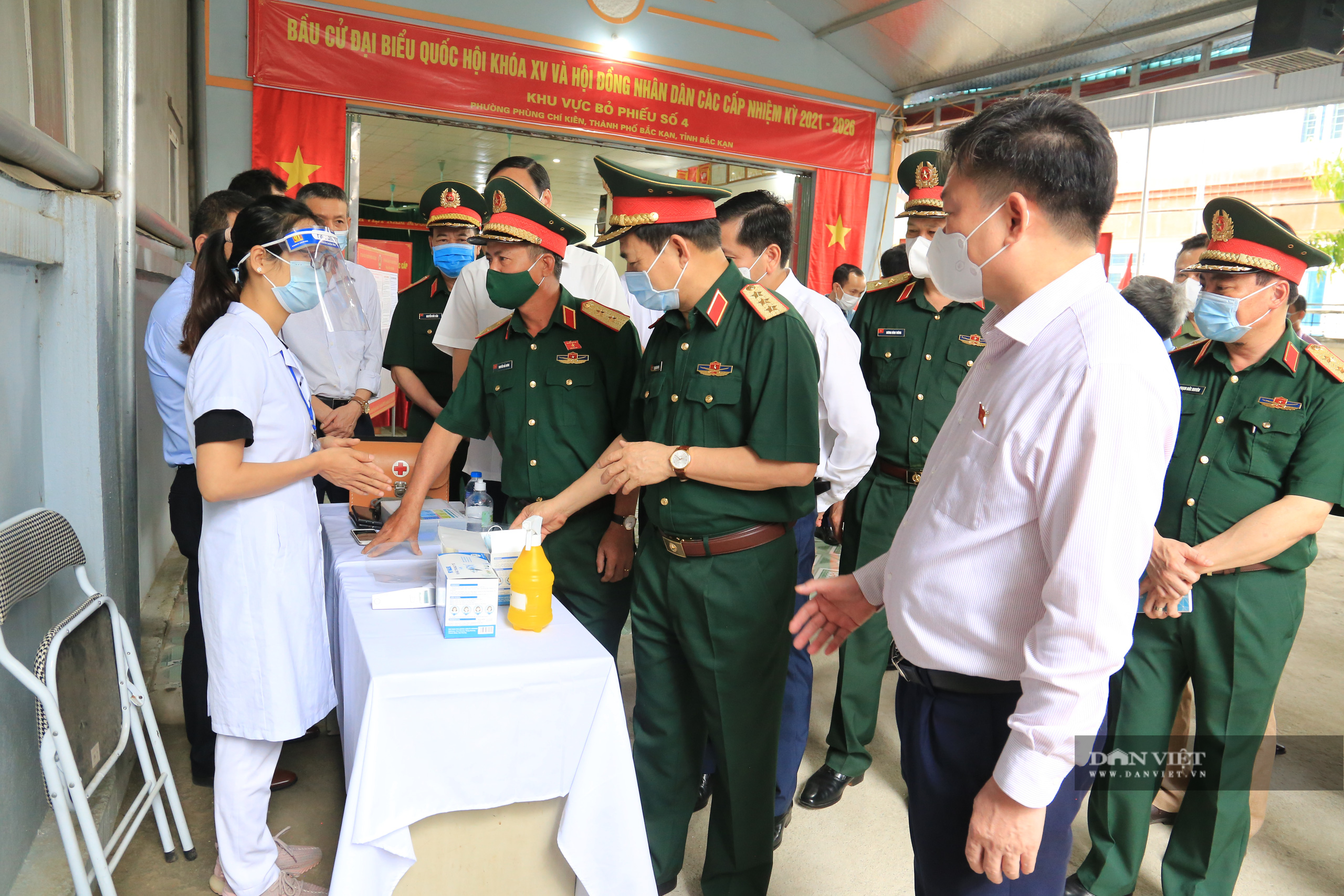 Bắc Kạn: Bộ trưởng Bộ Quốc phòng kiểm tra công tác bầu cử - Ảnh 2.