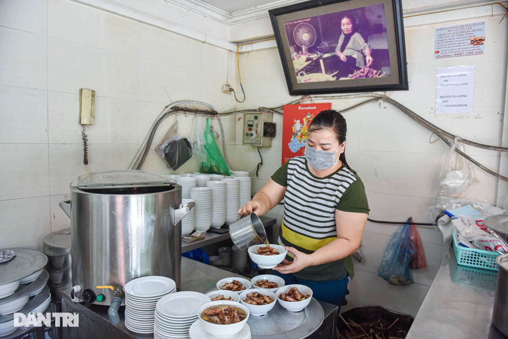 Hiếm có ở Hà Nội: Bún chả kẹp que tre nướng, ngày bán hàng trăm suất - Ảnh 8.