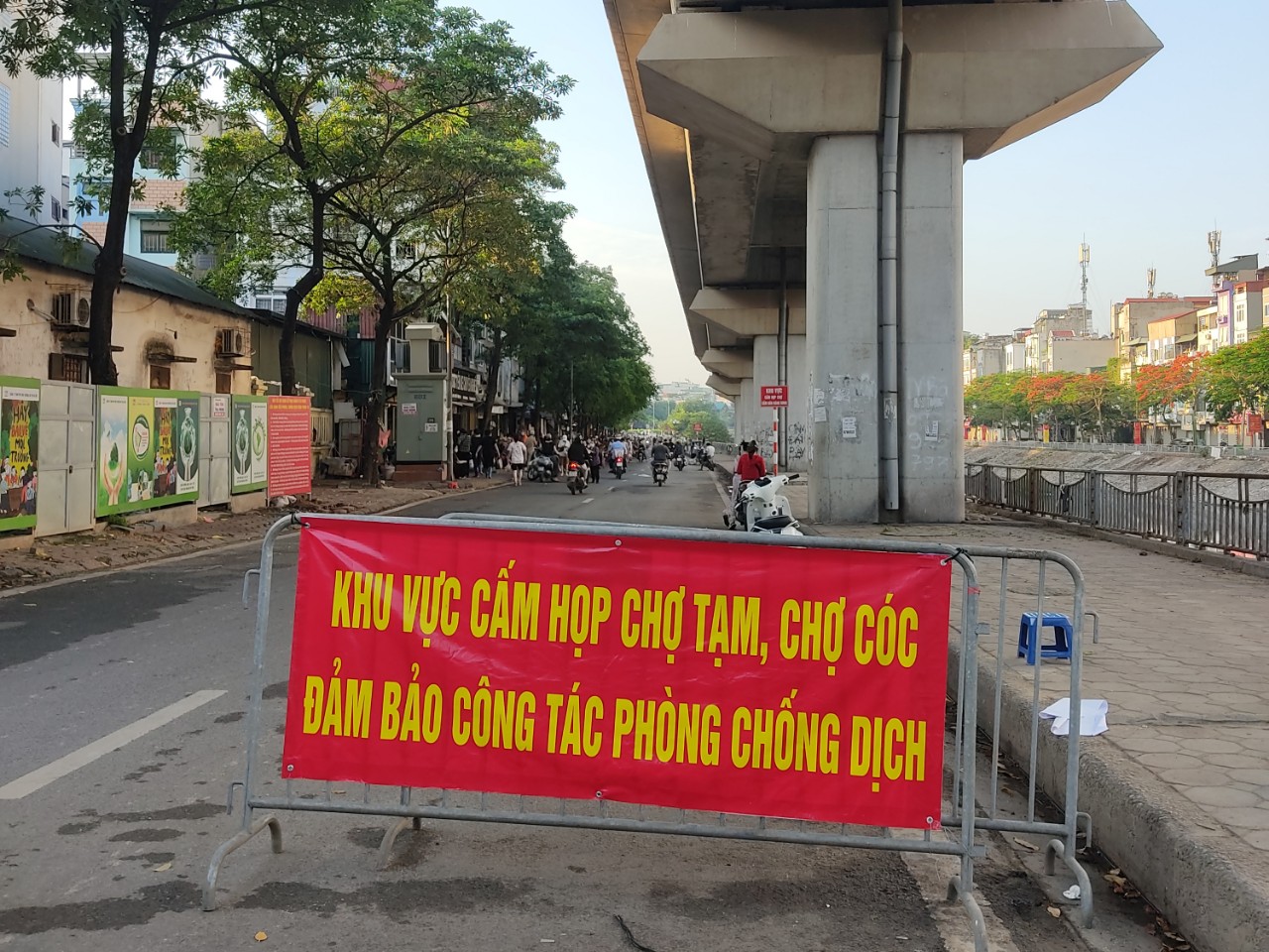 Chợ cóc, chợ tạm ở Hà Nội vẫn hoạt động bất chấp lệnh cấm - Ảnh 7.