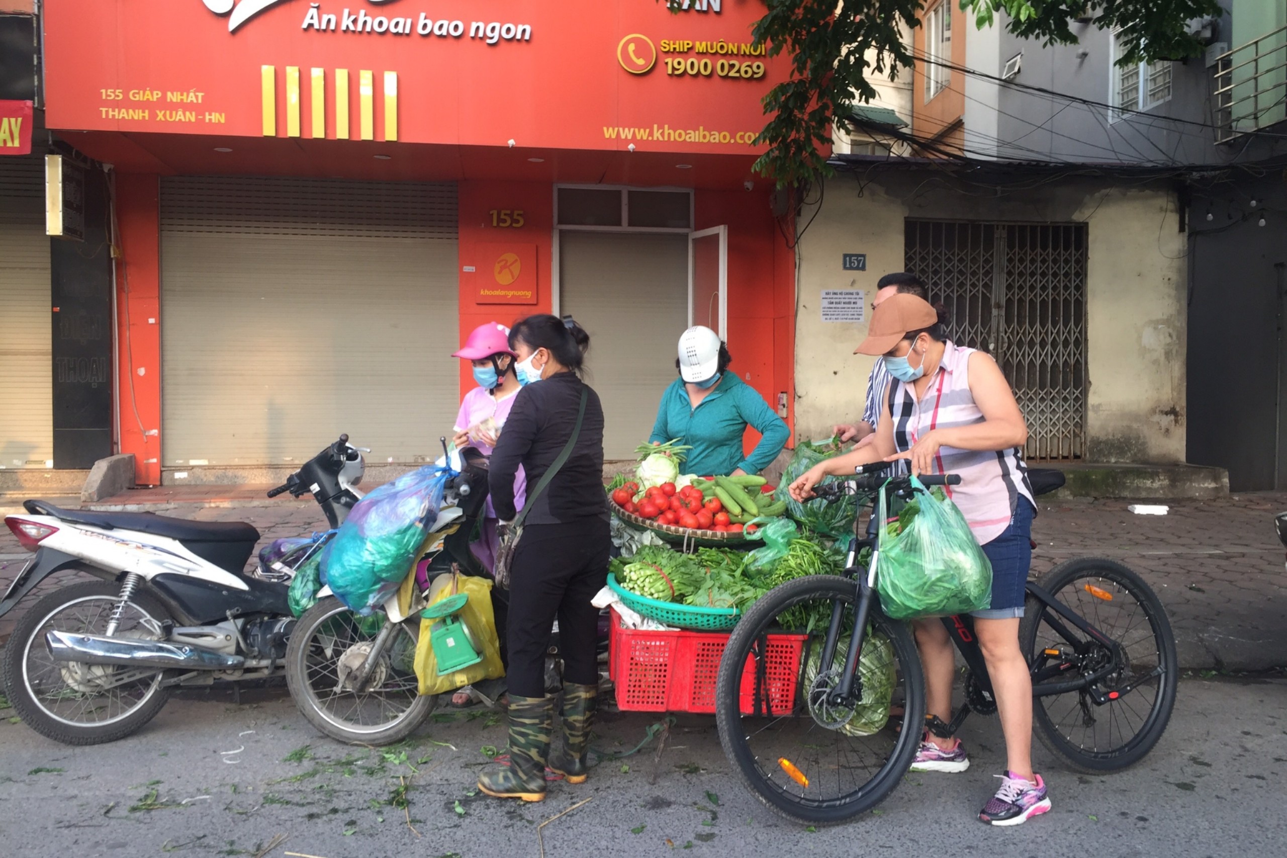 Chợ cóc, chợ tạm ở Hà Nội vẫn hoạt động bất chấp lệnh cấm - Ảnh 4.