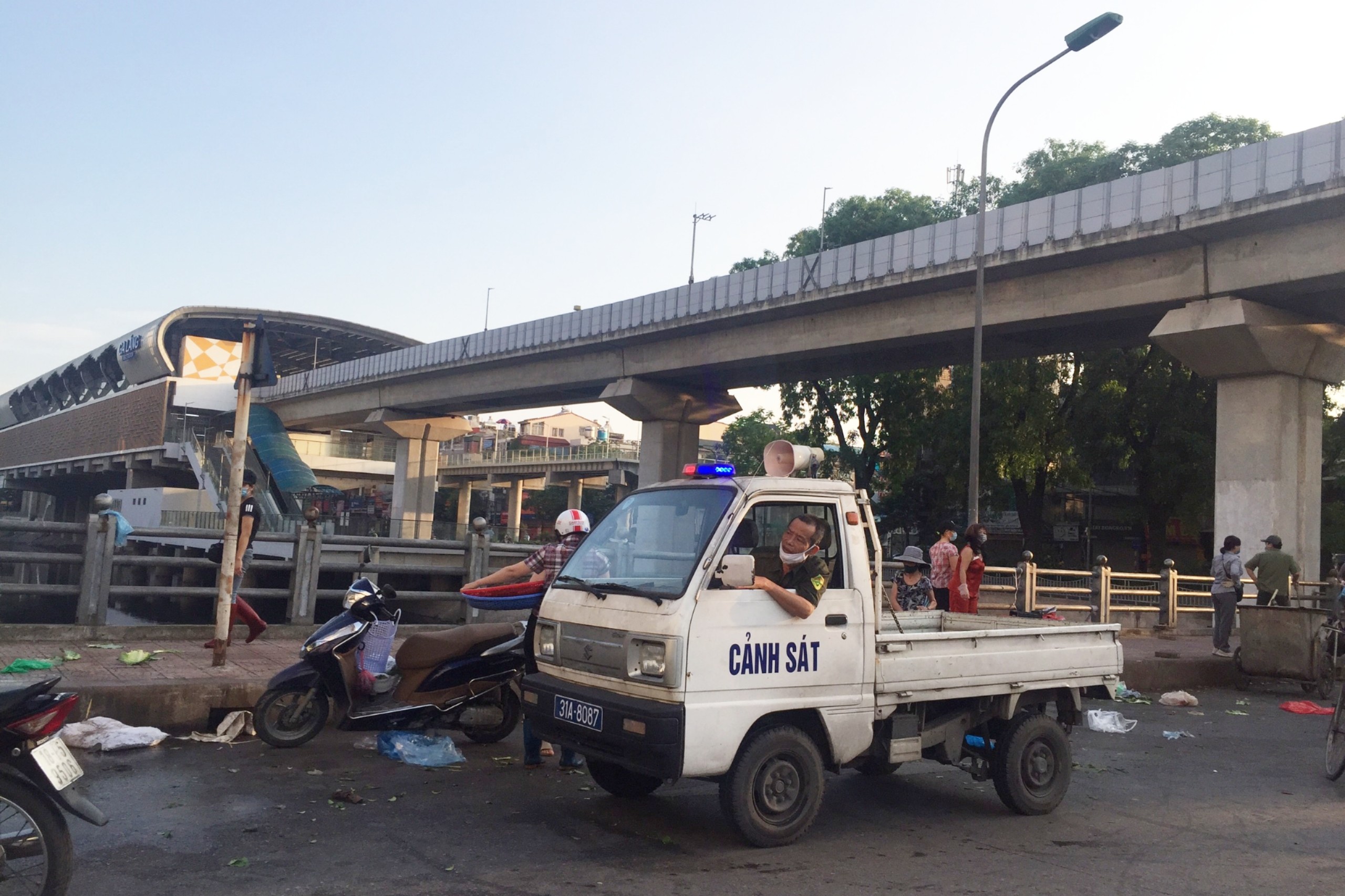 Chợ cóc, chợ tạm ở Hà Nội vẫn hoạt động bất chấp lệnh cấm - Ảnh 5.