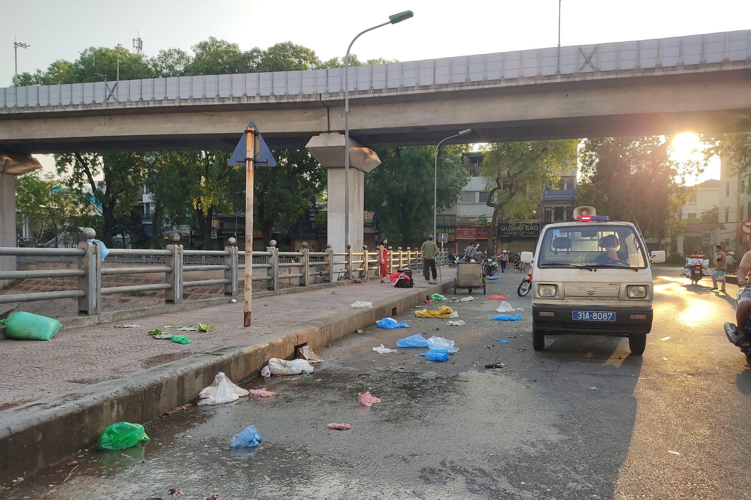 Chợ cóc, chợ tạm ở Hà Nội vẫn hoạt động bất chấp lệnh cấm - Ảnh 6.
