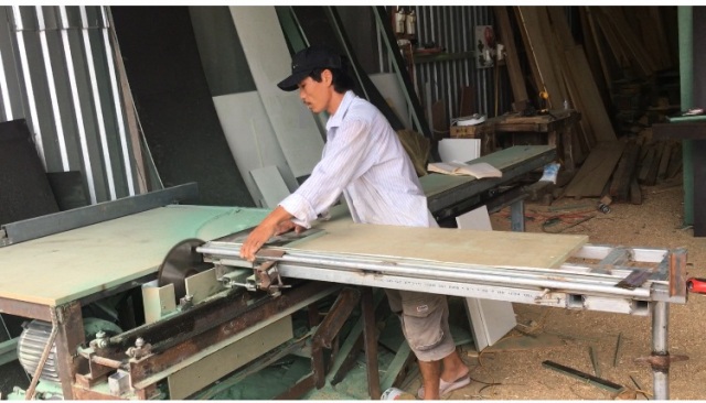 Khánh Hòa: Ông nông dân sáng chế máy cưa 2 lưỡi, dân làm nghề ai xem cũng trầm trồ thán phục - Ảnh 1.