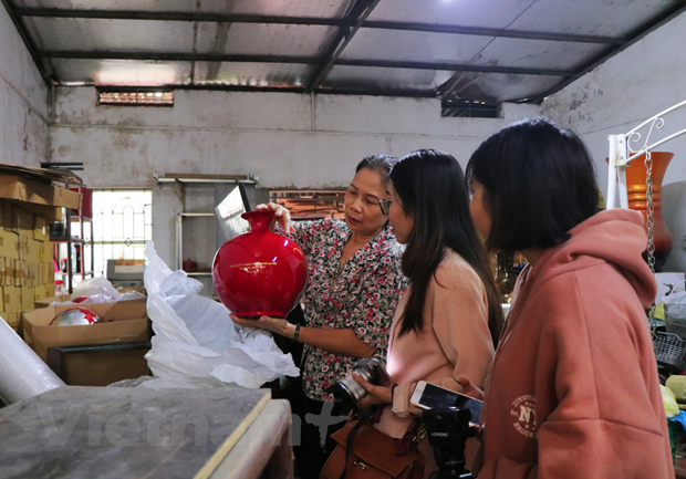 Làng nghề sơn mài Hạ Thái trước nỗi lo thiếu nguồn nhân lực trẻ - Ảnh 2.