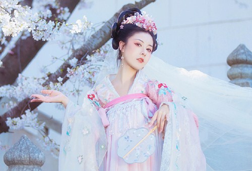 Quý phi xinh đẹp tuyệt thế, dùng nhan sắc mê hoặc hoàng đế rồi cuối cùng chết cũng vì quá đẹp  - Ảnh 3.