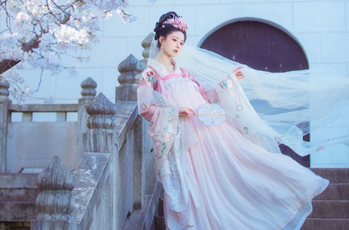 Quý phi xinh đẹp tuyệt thế, dùng nhan sắc mê hoặc hoàng đế rồi cuối cùng chết cũng vì quá đẹp  - Ảnh 2.
