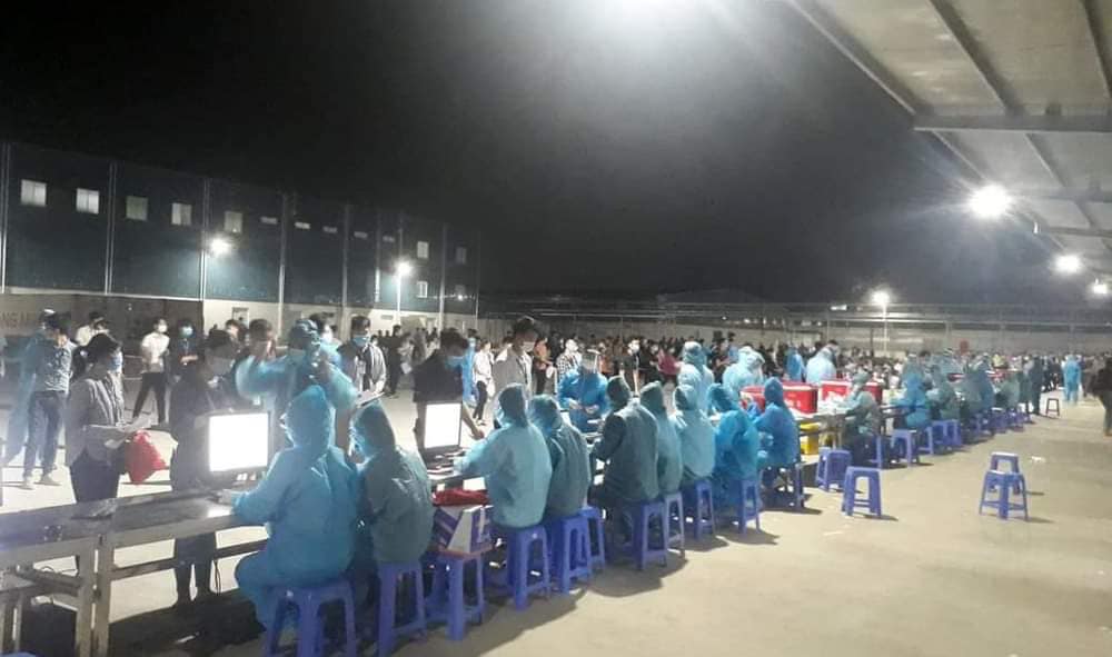 Quay cuồng trong tâm dịch Covid-19 ở Bắc Giang - Ảnh 1.