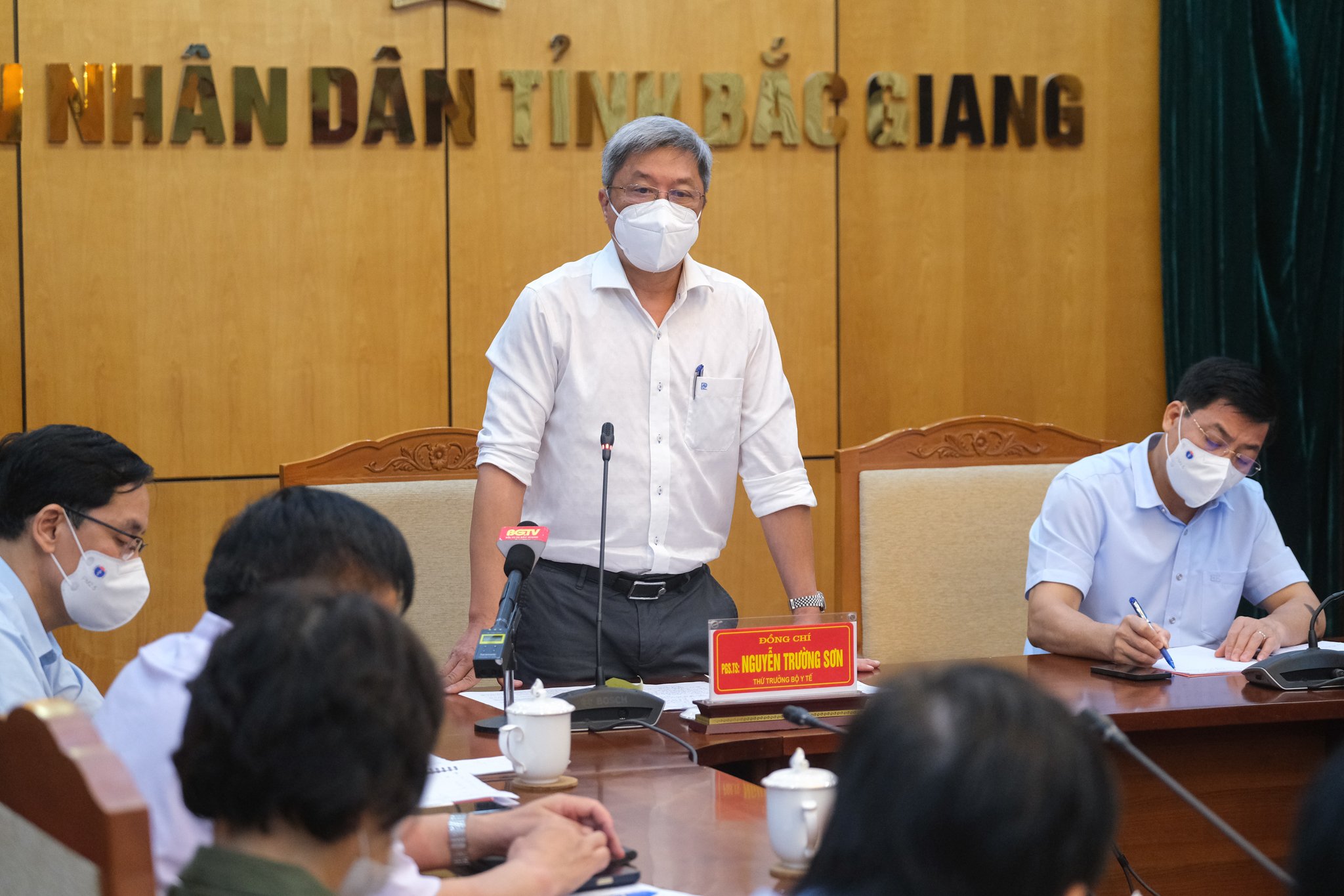 Bộ Y tế họp khẩn giữa đêm hỗ trợ dập dịch Covid-19 ở Bắc Giang - Ảnh 1.