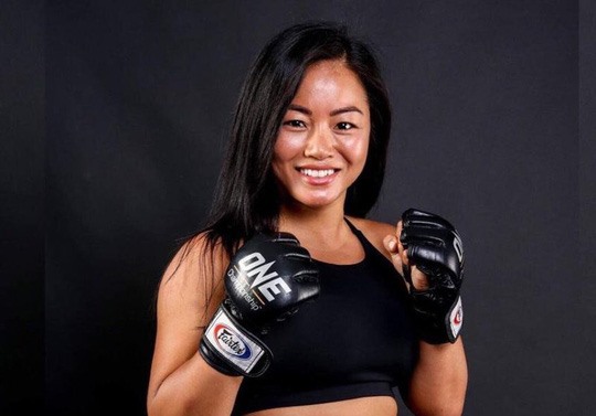 &quot;Đả nữ&quot; gốc Việt Bi Nguyễn nhận món quà bất ngờ từ &quot;ông trùm MMA&quot; - Ảnh 8.