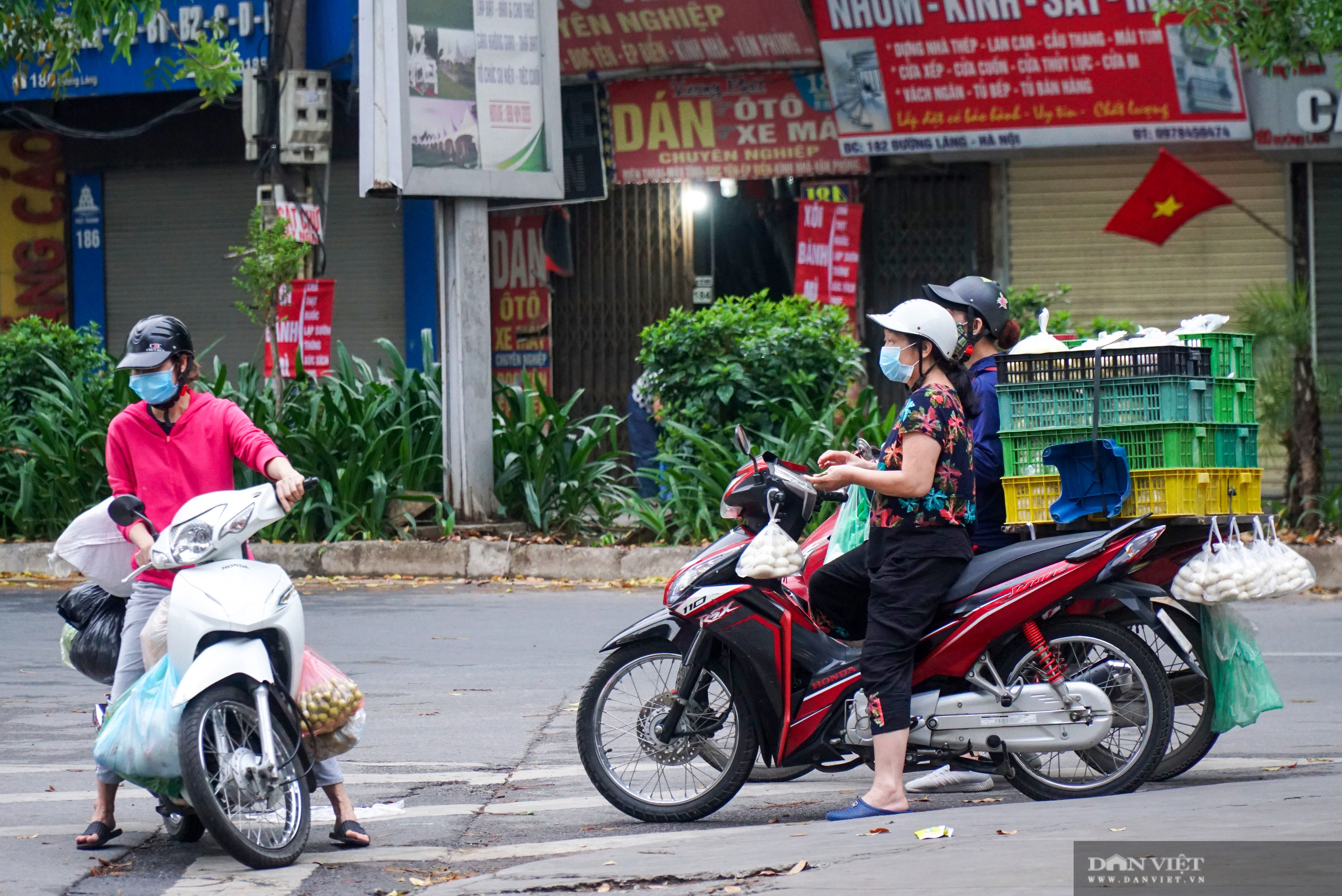 Tiểu thương chạy toán loạn khi lực lượng chức năng đi xử lý họp chợ tạm, chợ cóc - Ảnh 5.