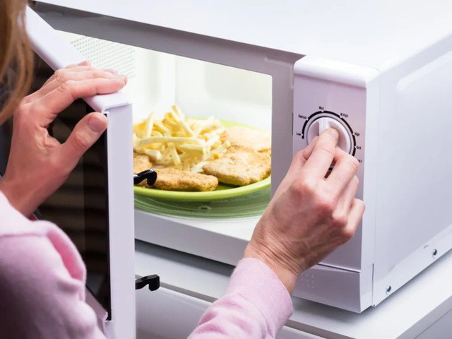 Phát hoảng nấm mốc trong lò vi sóng nhưng cách loại bỏ lại cực dễ - Ảnh 1. Phát hoảng nấm mốc trong lò vi sóng nhưng cách loại bỏ lại cực dễ - Ảnh 1.