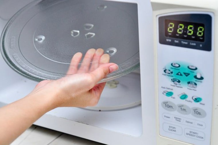 Phát hoảng nấm mốc trong lò vi sóng nhưng cách loại bỏ lại cực dễ - Ảnh 10. Phát hoảng nấm mốc trong lò vi sóng nhưng cách loại bỏ lại cực dễ - Ảnh 10.