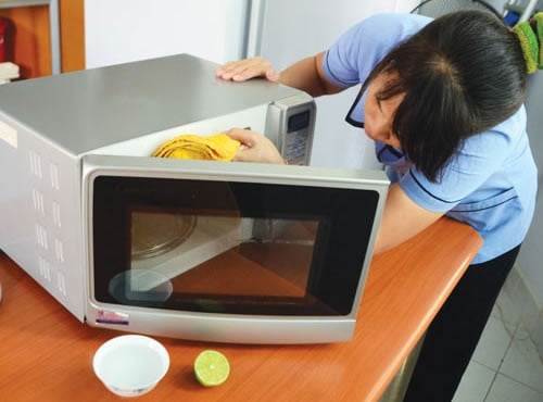Phát hoảng nấm mốc trong lò vi sóng nhưng cách loại bỏ lại cực dễ - Ảnh 9. Phát hoảng nấm mốc trong lò vi sóng nhưng cách loại bỏ lại cực dễ - Ảnh 9.