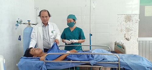 Khen thưởng thầy giáo cứu học trò bị nạn nguy kịch, cương quyết “máu không thiếu” - Ảnh 2.