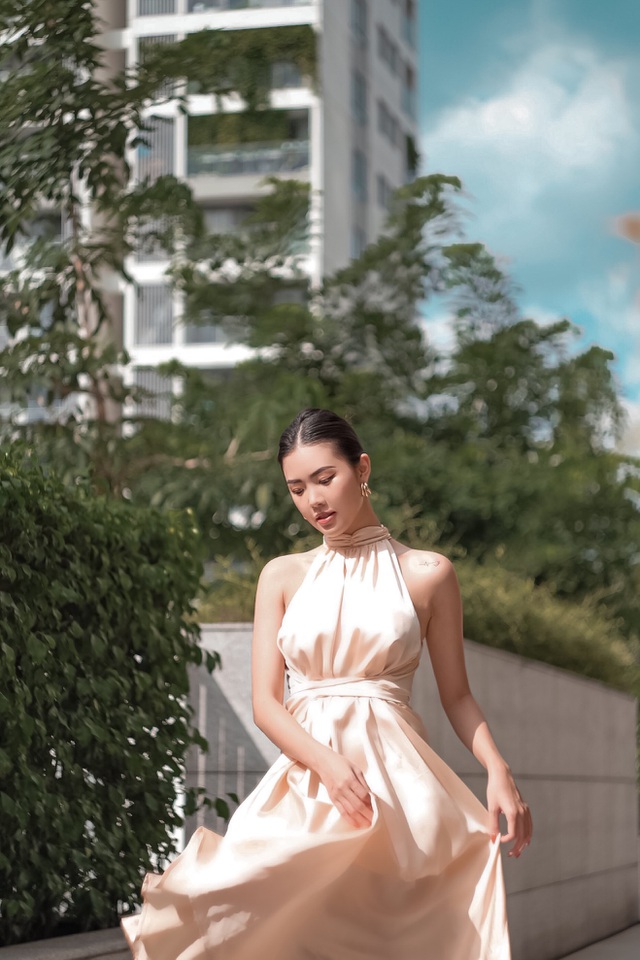 Nữ tiếp viên hàng không lộ body đầy gợi cảm với ảnh đời thường - Ảnh 10.