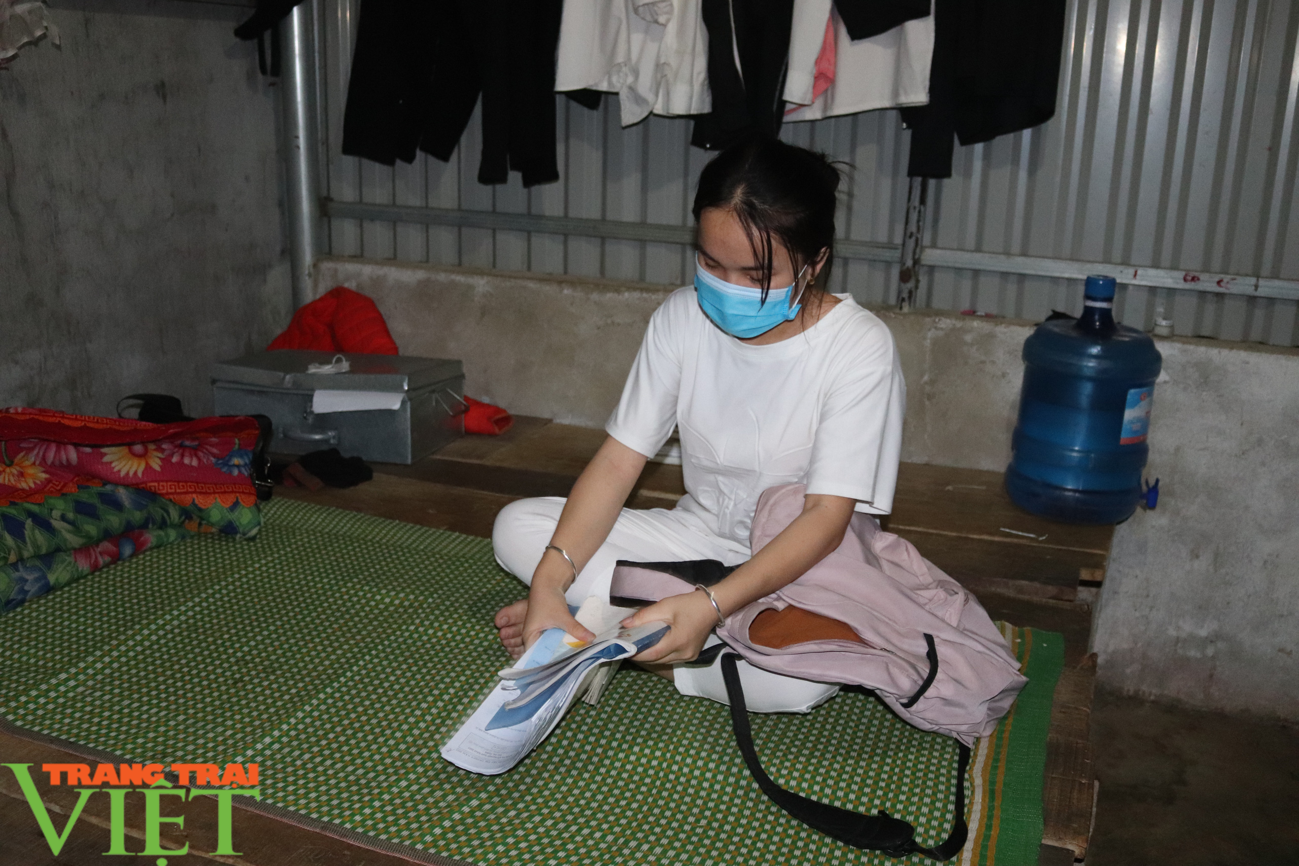 Lớp học miễn phí ôn thi tốt nghiệp cho học sinh khó khăn - Ảnh 1. Lớp học miễn phí ôn thi tốt nghiệp cho học sinh khó khăn - Ảnh 1.